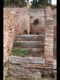 02996 ostia - regio ii - insula ix - edificio (ii,ix,5) - li neben dem durchgang - treppe - bli ri osten - 09-2022.jpg